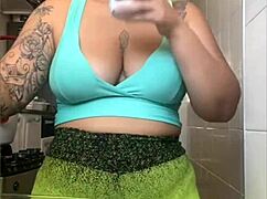 in the usa, this exhibitionist is flashing by using tight shorts cracking her pussy