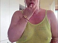 Kiwi milf slut squirts for master before creampie fuck?