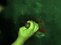 esposa chupando desconhecidos no glory hole da casa de swing