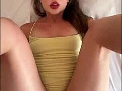 padrastro empieza a grabarme y termina metiendo su polla en mi co�o me sorprendio en la cama