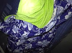 mi madrastra se ve tan rica echada en mi cama 😍🛏️💦