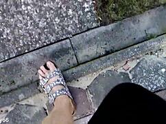 BARFUß IN LATSCHEN OUTDOOR FEET FETISH FUN!