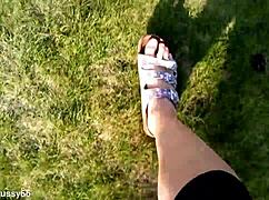 BARFUß IN LATSCHEN OUTDOOR FEET FETISH FUN!