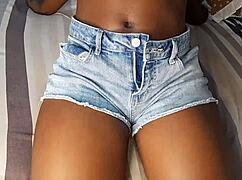 ey mira esta impresionante chica tocandose para que la folles?