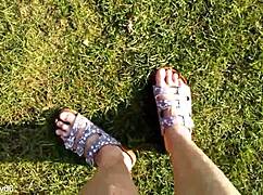 BARFUß IN LATSCHEN OUTDOOR FEET FETISH FUN!