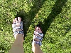 BARFUß IN LATSCHEN OUTDOOR FEET FETISH FUN!