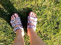 BARFUß IN LATSCHEN OUTDOOR FEET FETISH FUN!