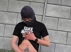 me quit� los pantalones y me pajeo ese monstruo en el bosque p�blico 😈💦 come on watch me cum!!