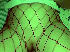 柔らか小柄赤毛の狭マンがベッドで巨根ディルド奥まで飲み込みクローズアップ