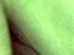 Tetangga seksi membungkuk saat istri kerja, telan kontol dalam