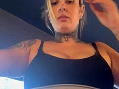 mulher gets watched at gym by babe and her pussy drips wet down legs 😏💦