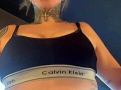 mulher gets watched at gym by babe and her pussy drips wet down legs 😏💦