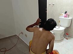 belle-mère à gros seins et gros cul se fait défoncer par bite monstrueuse de beau-fils en salle de bain