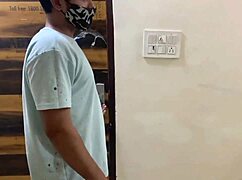 Marathi tetka se savija za grubo stojeće jebanje od vodoinstalatera u kupatilu