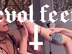 i want you to run your tongue between my toes and worship my sexy feet goddess