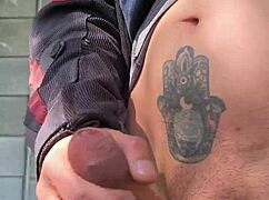 i get so hard jerking off knowing strangers watch me cum 😩💦🌳