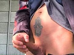 i get so hard jerking off knowing strangers watch me cum 😩💦🌳