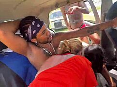 amigos transam sexo selvagem bem no meio da savana africana