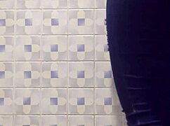 Madura FAT ASS Captada En Baño Público Bent Over Doggystyle Cowgirl Flashing