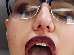 Δες υποτακτική BBW γατούλα σε POV casting γλείφοντας και παίζοντας