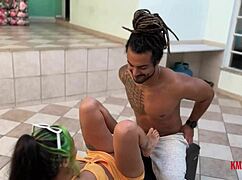 Minha morena usa os pés pra punheta e fica toda gozada de porra