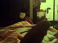 Tajomná shemale si hladí pulzujúci kokot do explozívneho výstřiku