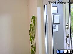 Русская шпионка фриюзит милфу-посла большим хуем и лижет пизду в офисе