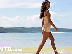 Putri Cinta dances horny by the pool, shaking big tits and ass 😍🔥