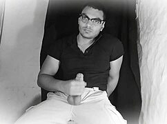 check this sexy bodybuilder stroking his huge 18cm cock guitar-style till he cums