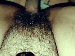 mi perra madura se dobla masturbándose con su consolador enorme en casa