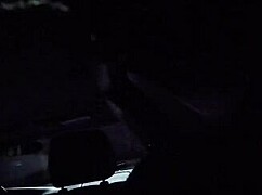 Angie debela kurvica puši i prima creampie u skrivenom seksu u autu