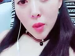 예쁜 중국 캠걸 버터플라이 보지 노콘으로 부자한테 박힘