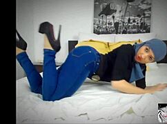 muslim cam girl broadcasts private teasing sessions online