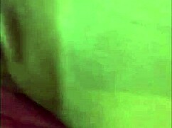 Mira cómo esta rica latina se masturba con dildo en su cuartito, ¿te excita?