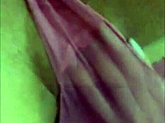 Mira cómo esta rica latina se masturba con dildo en su cuartito, ¿te excita?