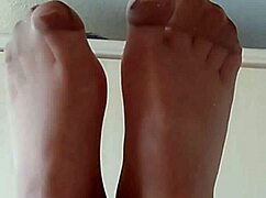 feet in pantyhose looking for a real lover who loves toes and legs 😍👅