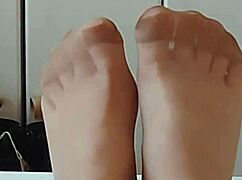 feet in pantyhose looking for a real lover who loves toes and legs 😍👅