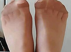 feet in pantyhose looking for a real lover who loves toes and legs 😍👅