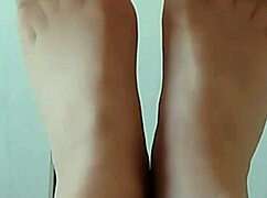 feet in pantyhose looking for a real lover who loves toes and legs 😍👅