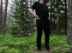 Chubbykaot zeigt kurvigen Bauch und wichst fetten Arsch im Wald Close-up