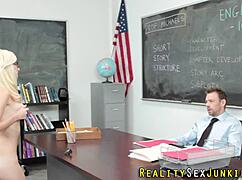 Verdomme die kleine 18+ slet met bril pakt reuslul facial