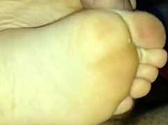 homemade bare footjob huge cumshot 💦👣