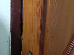 oi, quer ver essa gostosa fazendo agachamento pro vizinho na academia?