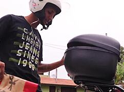 chupando o entregador com pauzão me deixou louca de tesão pela buceta lateira