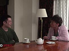 日本人妻熟女がチンポしゃぶりまくって中出しピストン