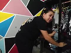 mi vecina cachonda me manosea las nalgas y me folla