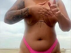 pedi pra ele por o pau pra fora da bermuda pra ver se ta duro