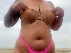 pedi pra ele por o pau pra fora da bermuda pra ver se ta duro