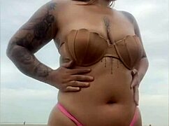 pedi pra ele por o pau pra fora da bermuda pra ver se ta duro