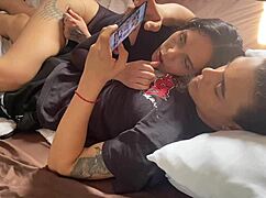 mi hermanastro juega celular y yo le chupo la polla hasta que pierde jajaja